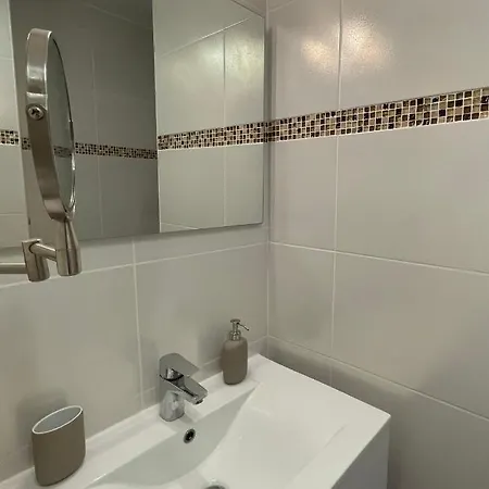 Joli Studio A 200 M De La Plage Dans La Marina Sete